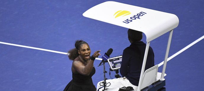 Serena Williamsová se hádá se sudím Ramosem ve finále US Open