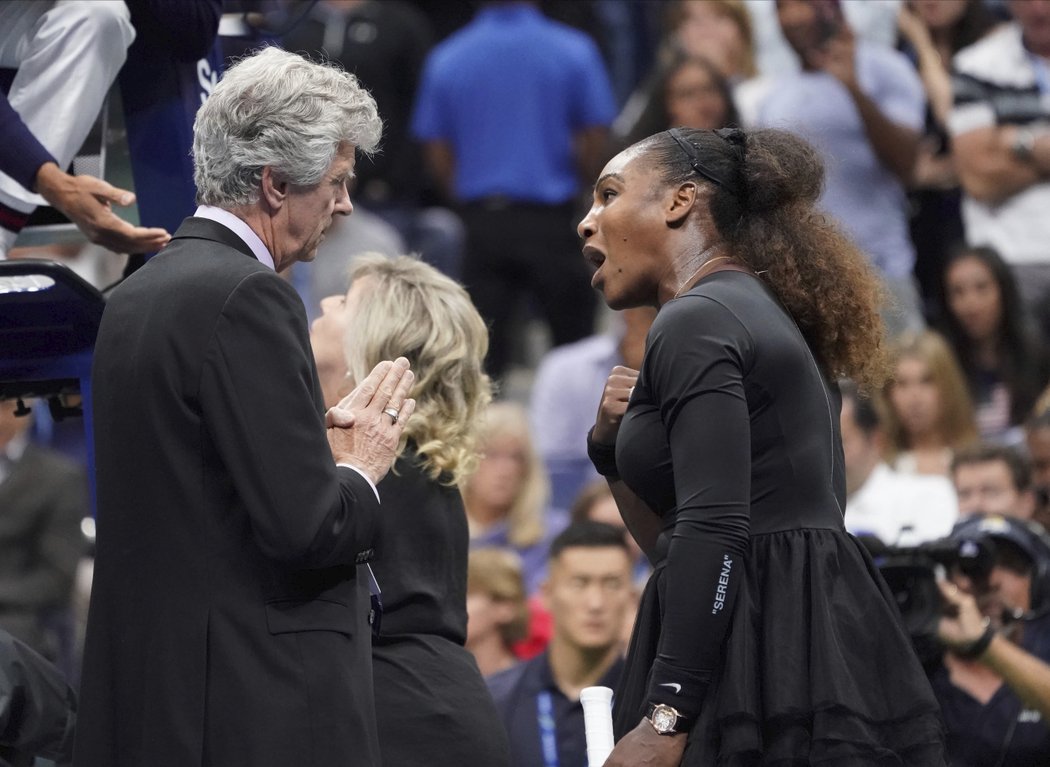 Rozzuřená Serena Williamsová diskutuje s ředitelem US Open kvůli své hádce s rozhodčím