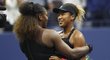 Serena Williamsová objímá vítězku US Open Naomi Ósakaovou, která jako první japonská tenistka ovládla grandslam