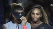 Serena Williamsová objímá svou soupeřku Naomi Ósakaovou, na kterou diváci při vyhlašování začali bučet