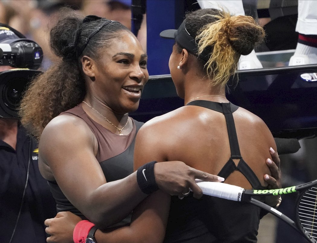 Serena Williamsová gratuluje vítězné Naomi Ósakaové po finále US Open