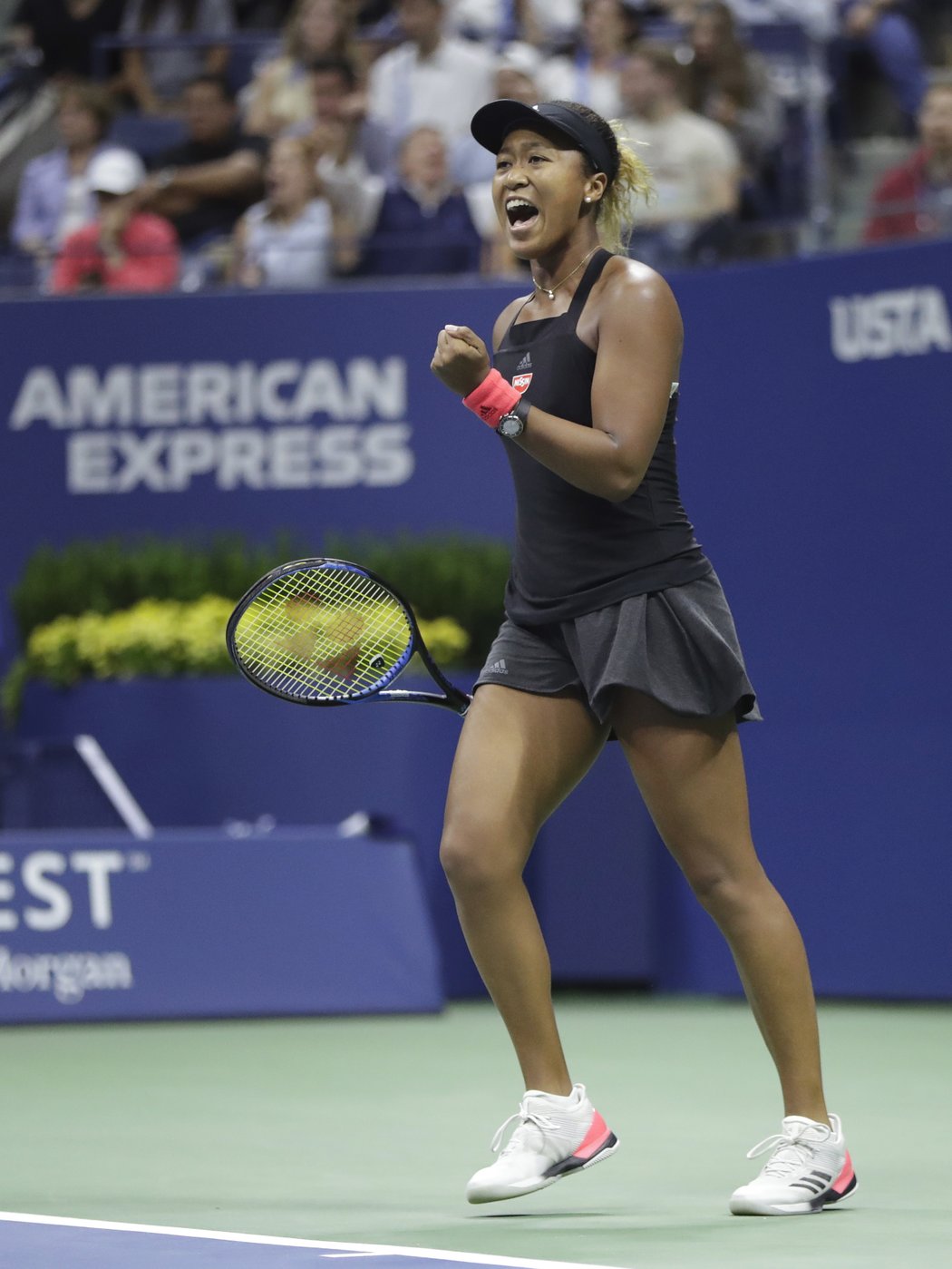 Naomi Ósakaová se raduje z bodu ve finále US Open proti Sereně Williamsové