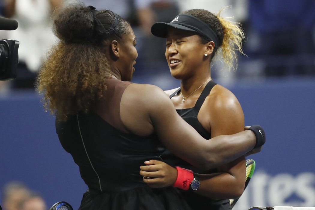 Serena Williamsová objímá vítězku US Open Naomi Ósakaovou, která jako první japonská tenistka ovládla grandslam