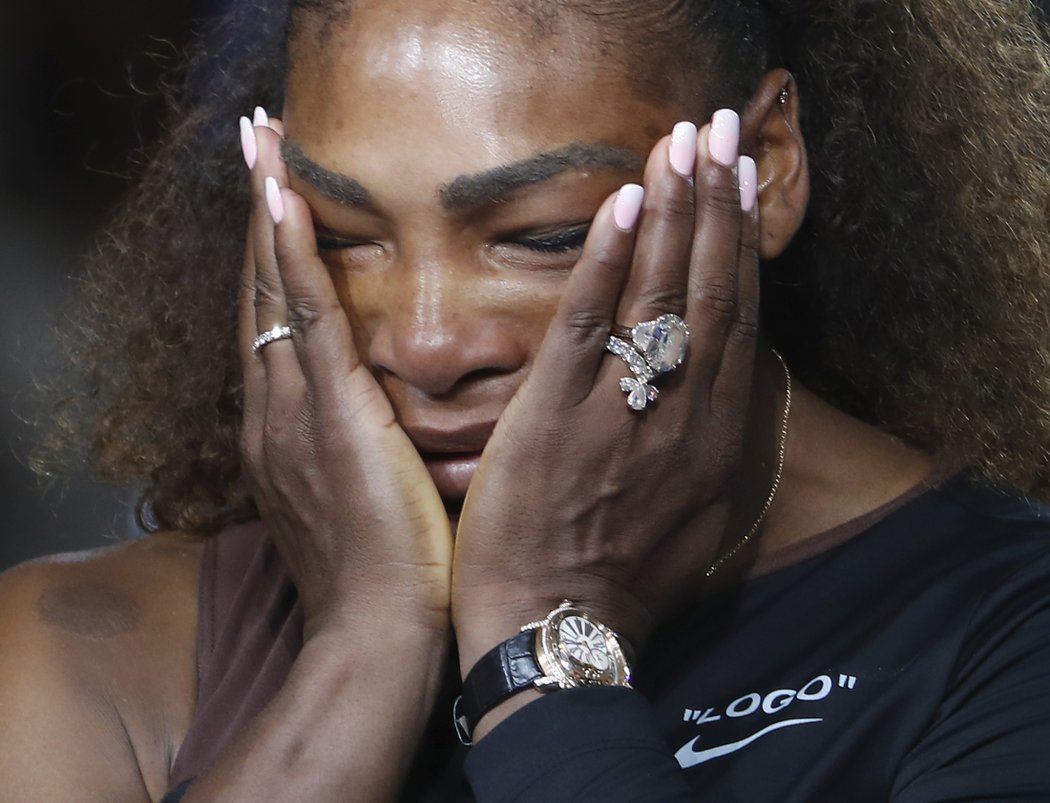 Serena Williamsová při předávání poháru na US Open brečela