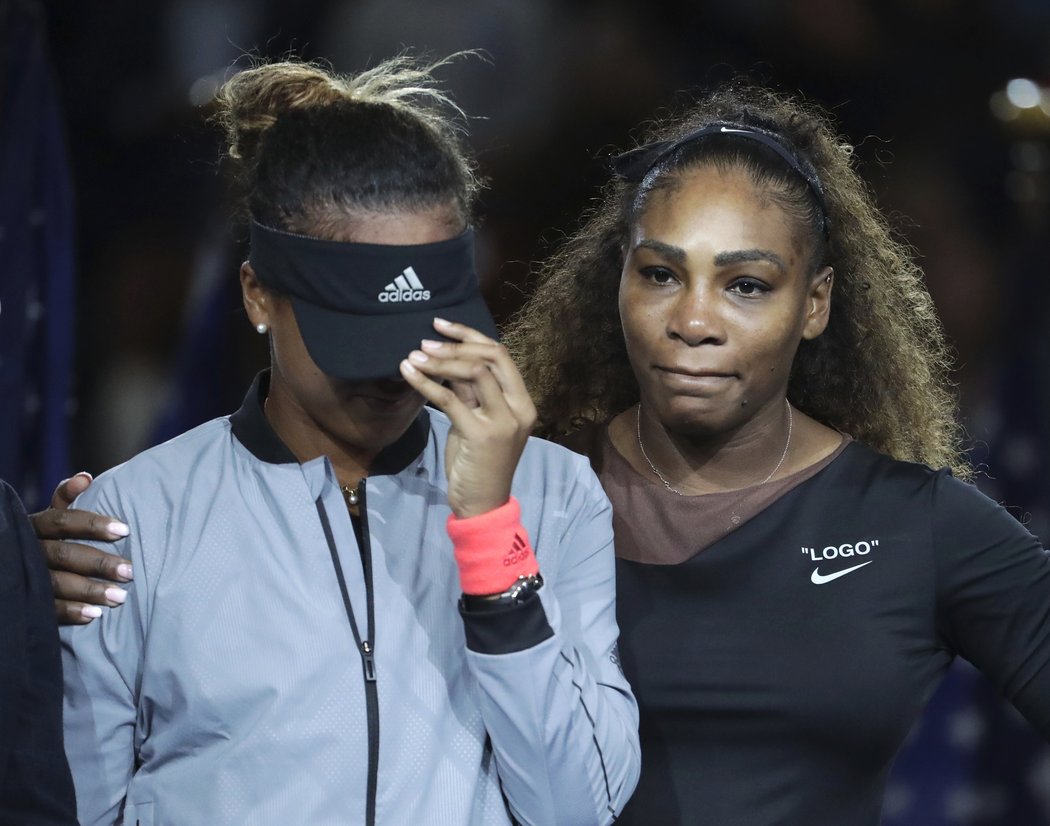 Serena Williamsová objímá svou soupeřku Naomi Ósakaovou, na kterou diváci při vyhlašování začali bučet