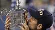 Novak Djokovič líbá pohár pro šampiona US Open poté, co ve finále porazil Rafaela Nadala