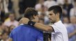 Poražený Rafael Nadal gratuluje Novaku Djokovičovi k triumfu na US Open