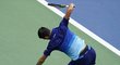 Novak Djokovič ve druhém setu finále US Open rozbil vzteky raketu