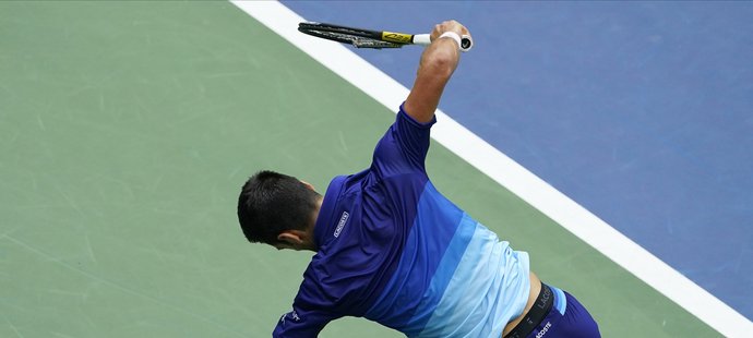Novak Djokovič ve druhém setu finále US Open rozbil vzteky raketu