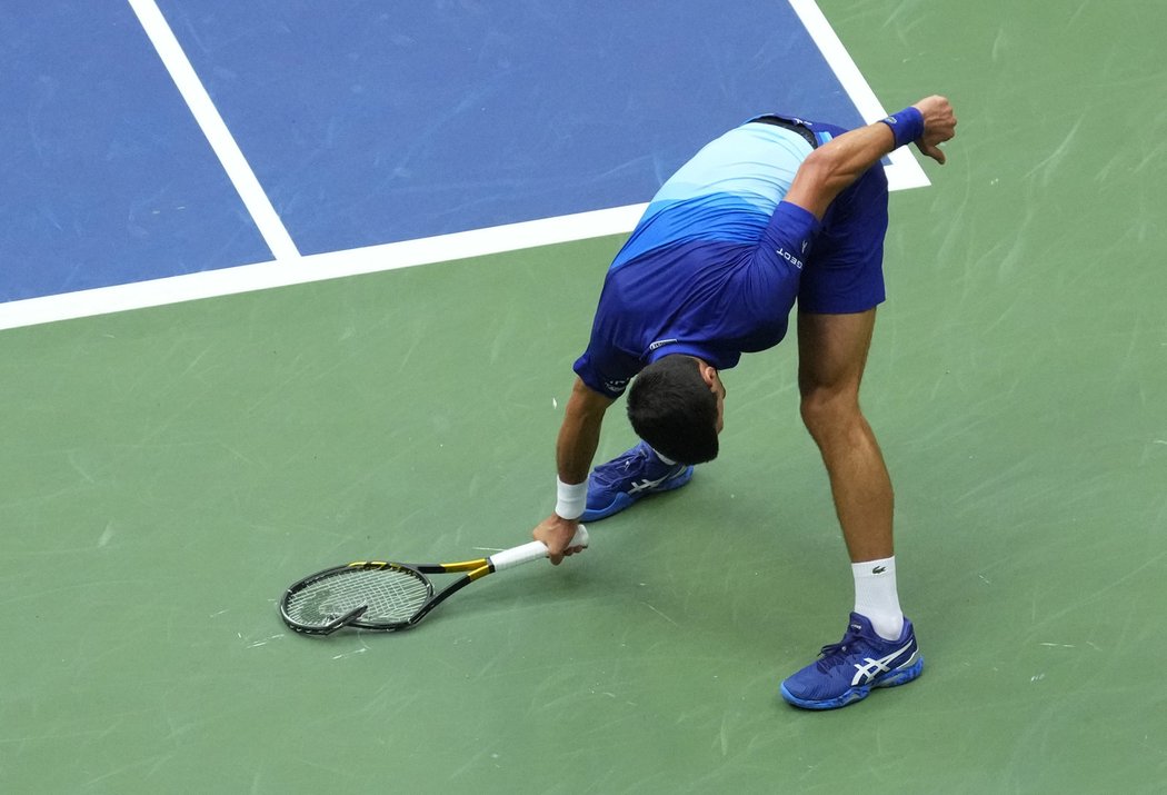 Novak Djokovič ve druhém setu finále US Open rozbil vzteky raketu