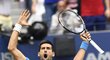 Novak Djokovič se raduje v průběhu finále US Open proti Stanislasu Wawrinkovi