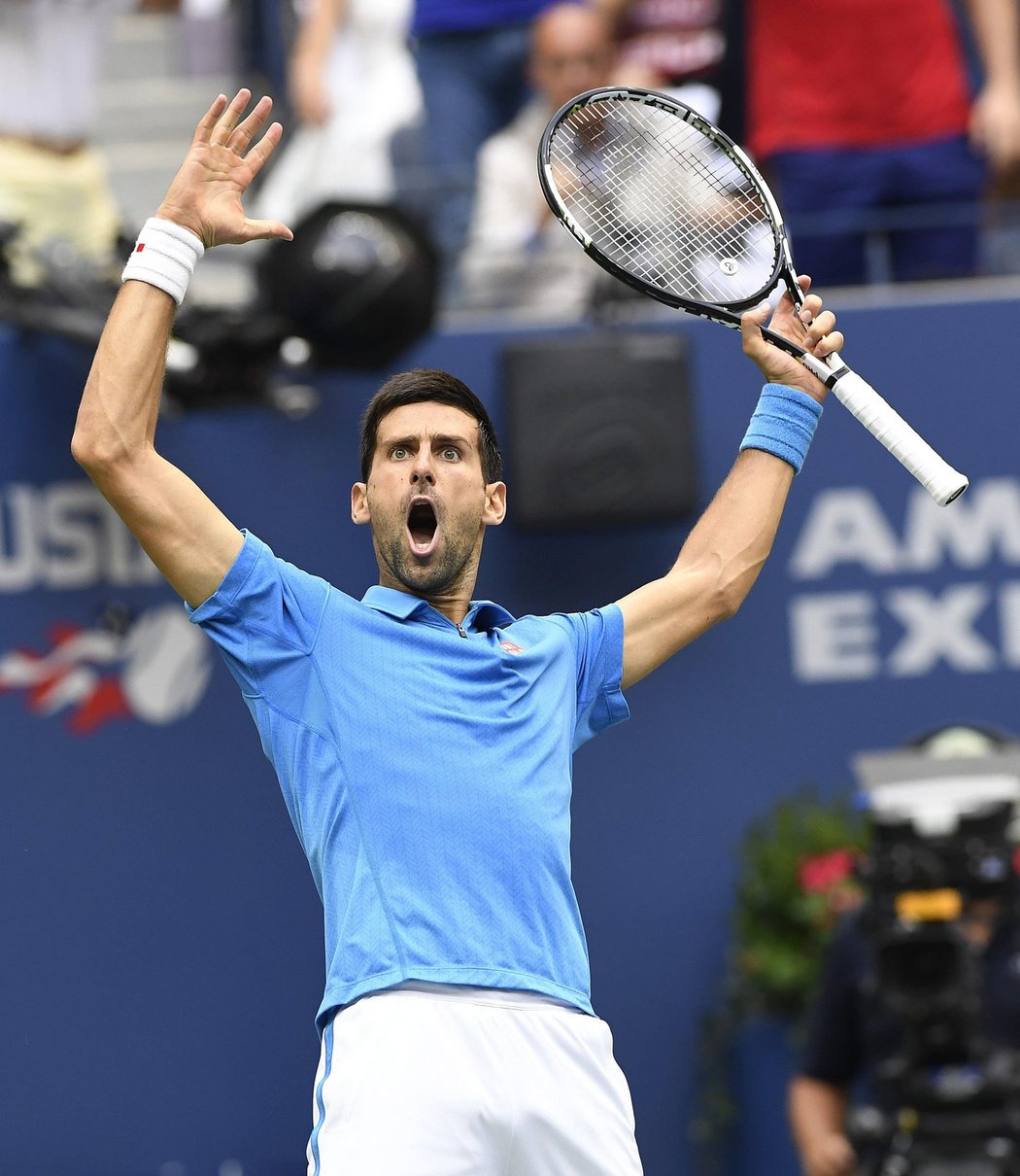 Novak Djokovič se raduje v průběhu finále US Open proti Stanislasu Wawrinkovi