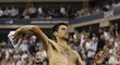 Novak Djokovič hází po svém triumfu na US Open tričko fanouškům