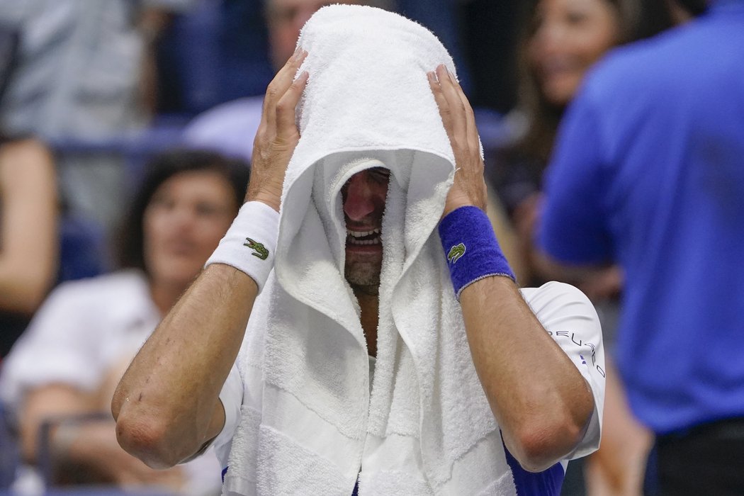 Novaka Djokoviče přemohly v závěru finále US Open emoce