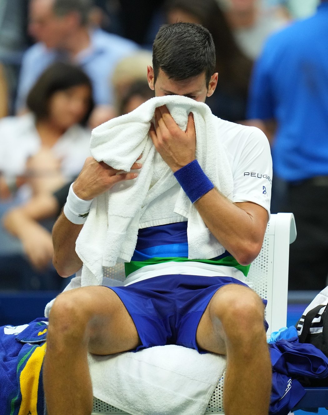 Novak Djokovič před posledním gamem finále neunesl emoce