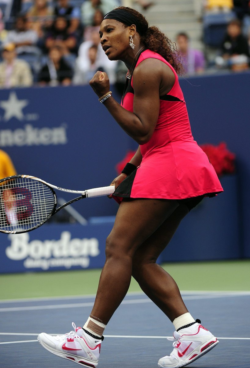 Serena Williamsová se raduje z dobrého míčku ve finále US Open proti Samantě Stosurové