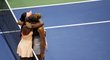 Americké kamarádky Sloane Stephensová a Madison Keysová se objímají po triumfu první jmenované ve finále US Open