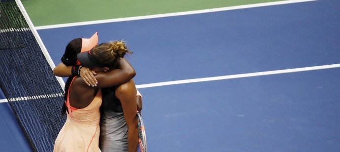 Americké kamarádky Sloane Stephensová a Madison Keysová se objímají po triumfu první jmenované ve finále US Open
