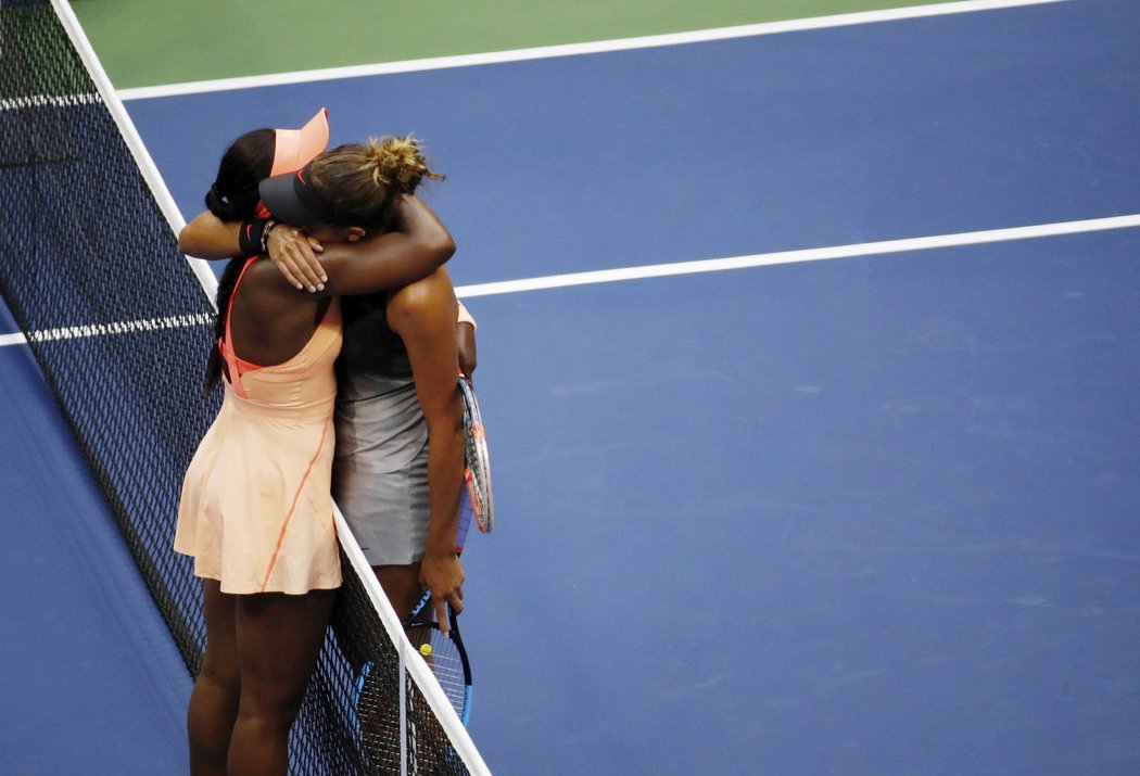 Americké kamarádky Sloane Stephensová a Madison Keysová se objímají po triumfu první jmenované ve finále US Open