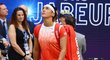 Uns Džábirová přichází na kurt před finále US Open