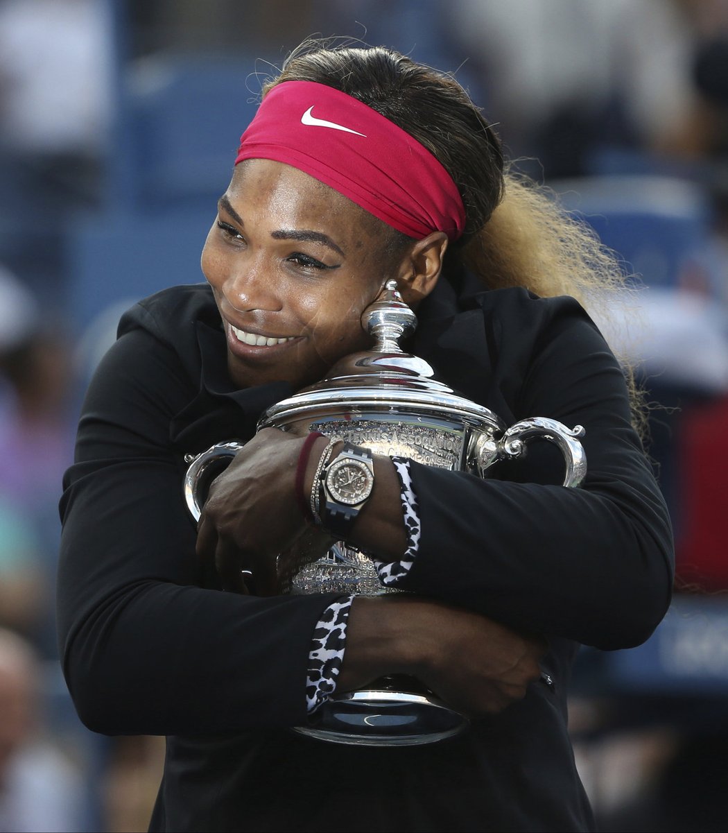 Šťastná Serena se mazlí s trofejí pro vítězku US Open.