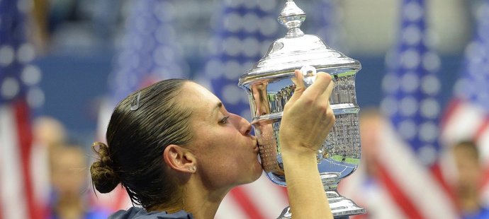 Italka Flavia Pennettaová líbá pohár pro vítězku US Open