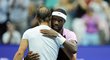 Frances Tiafoe a Rafael Nadal v objetí po zápase na US Open