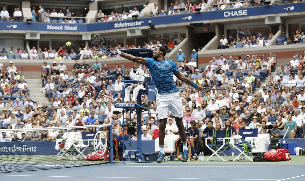 Gaël Monfils se natahuje po míčku v semifinále US Open proti Novaku Djokovičovi