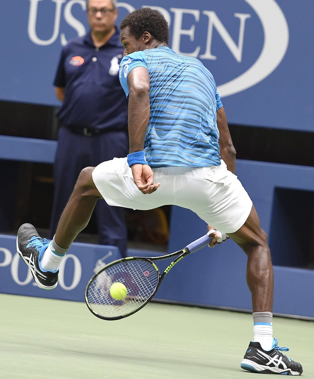 Gaël Monfils a jeho tradiční snaha o úder mezi nohama