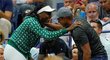 Tiger Woods se zdraví s Venus Williamsovou během zápasu Sereny