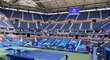 Smutný snímek na prázdný stadion, na kterém se v pondělí rozehrálo US Open