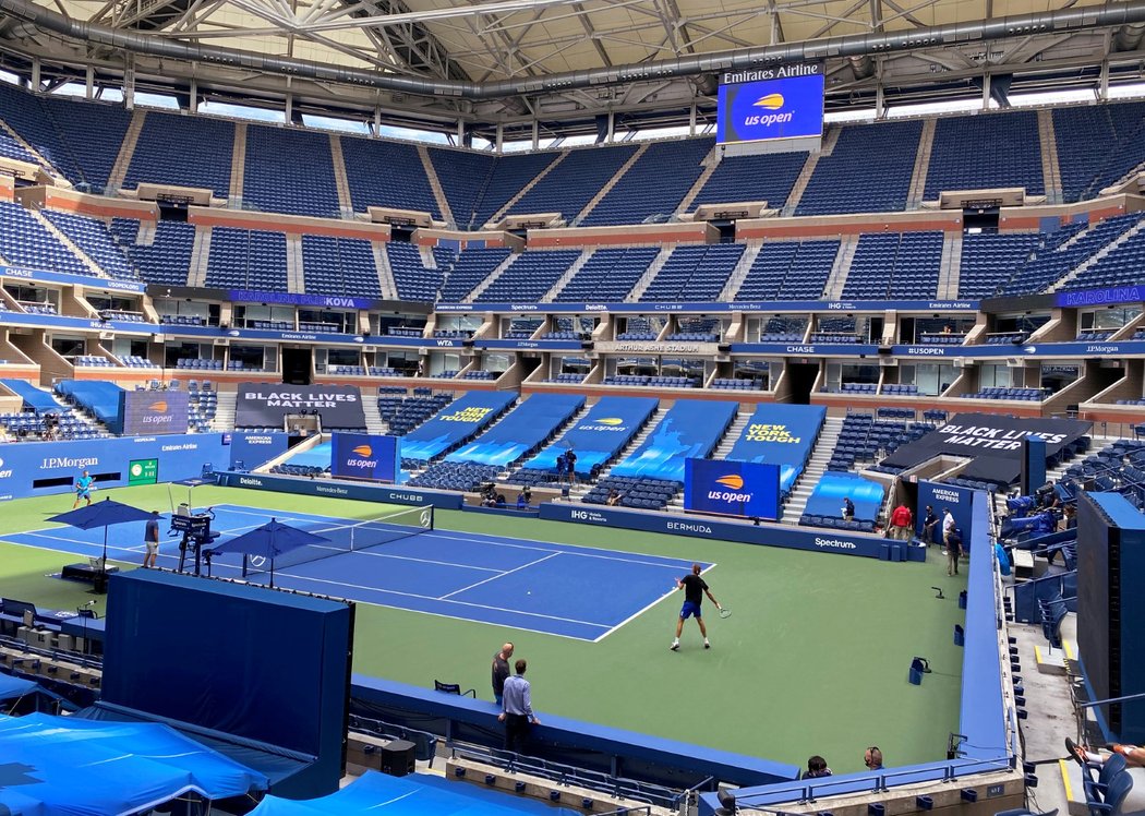 Smutný snímek na prázdný stadion, na kterém se v pondělí rozehrálo US Open