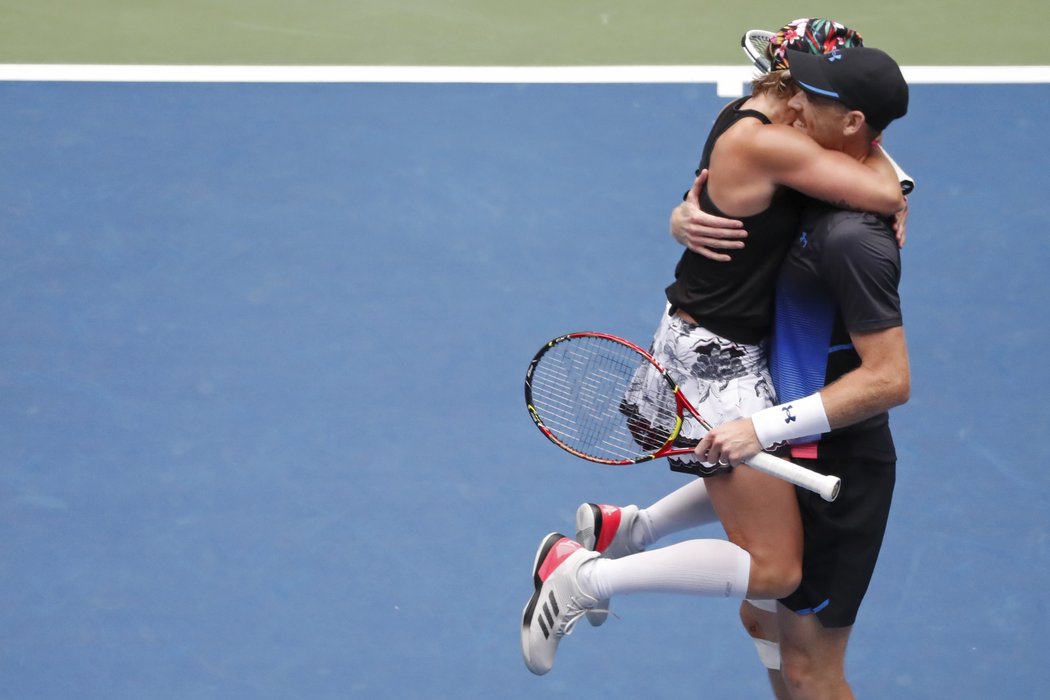 Bethanie Matteková-Sandsová skáče do náručí Jamiemu Murraymu po triumfu ve smíšené čtyřhře na US Open