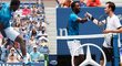 Gaël Monfils se proti Janu Šátralovi blýskl volejem ve výskoku mezi nohama, neztratil se ale ani český tenista. S ním si Francouz po jeho parádním prohozu plácl.