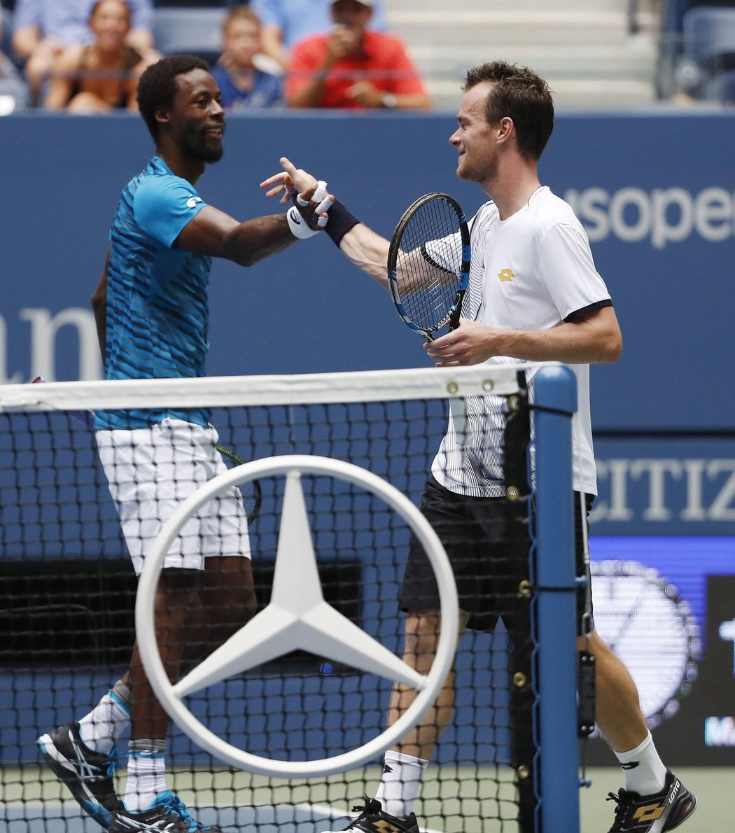 Gaël Monfils si podává ruku s Janem Šátralem, kterého porazil ve druhém kole US Open