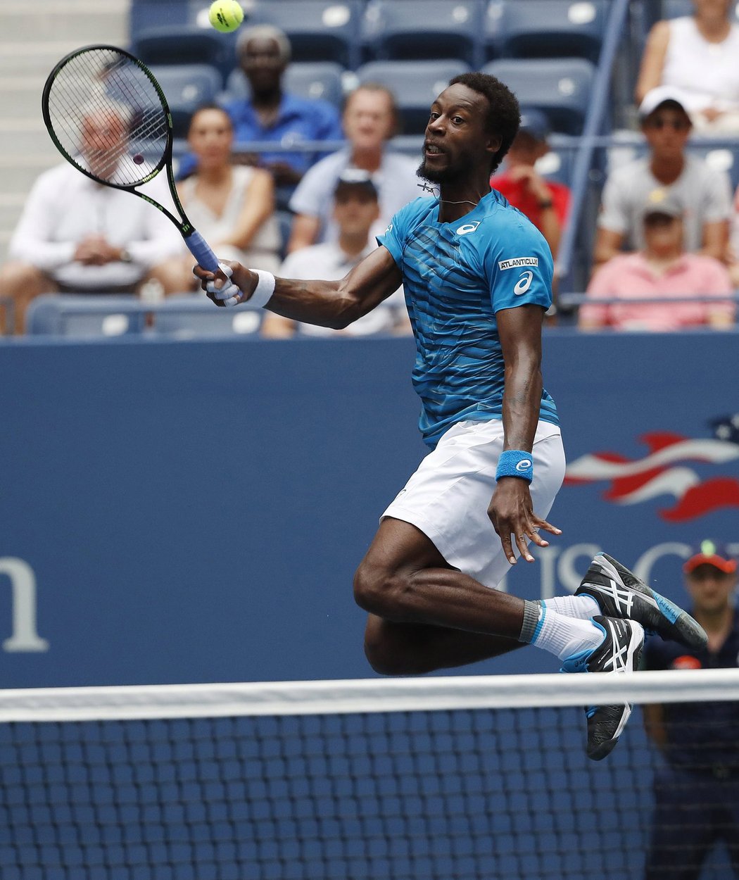 Gaël Monfils si při jednom z úderů v zápase proti Janu Šátralovi pěkně povyskočil