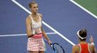Belinda Bencicová jde pogratulovat Karolíně Plíškové k postupu do osmifinále US Open