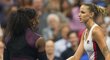 Serena Williamsová gratuluje Karolíně Plíškové k postupu do finále US Open v roce 2016