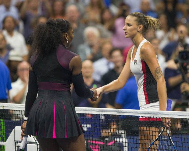 Serena Williamsová gratuluje Karolíně Plíškové k postupu do finále US Open v roce 2016 Serena Williamsová gratuluje Karolíně Plíškové k postupu do finále US Open v roce 2016