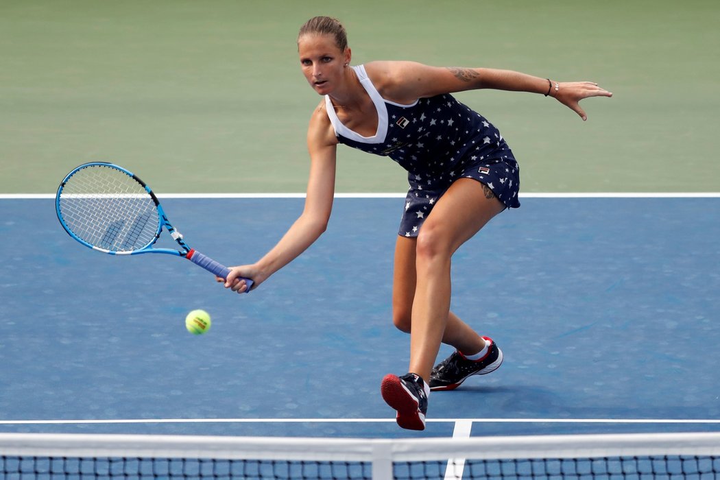 Tenistka Karolína Plíšková zvládla vstup do US Open. Osmá nasazená v prvním kole sice udělala osm dvojchyb a čtyřikrát přišla o servis, ale Zarinu Dijasovou z Kazachstánu porazila 6:4 a 7:6