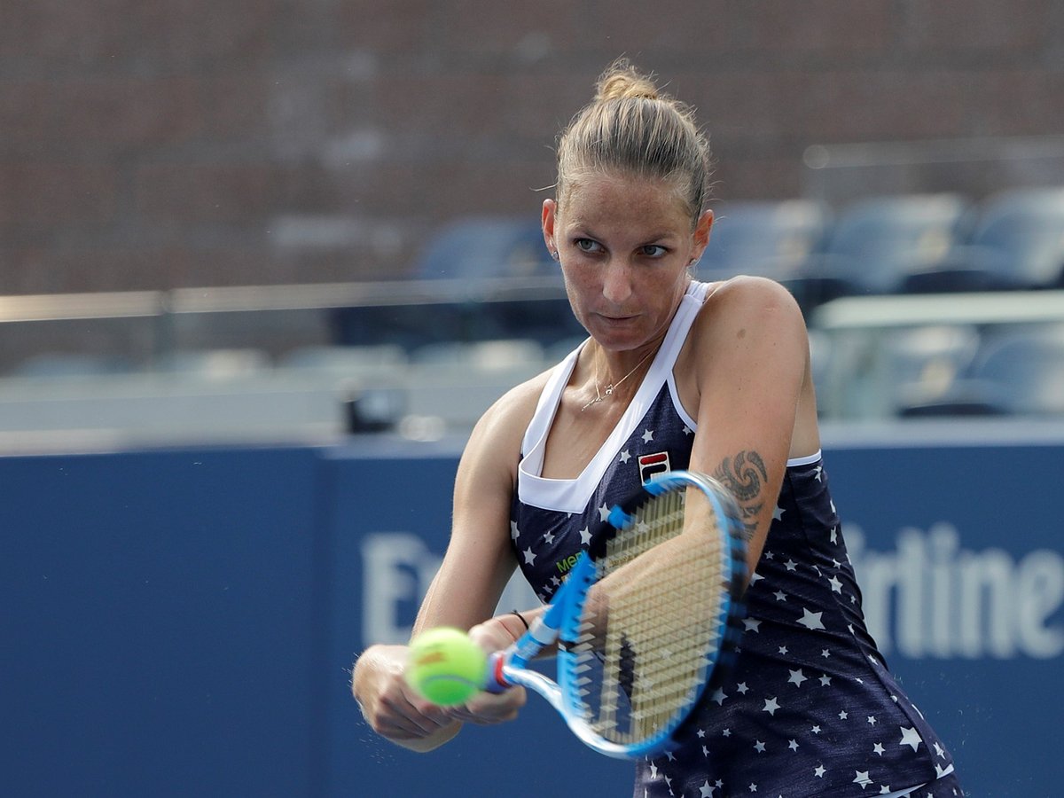 Tenistka Karolína Plíšková zvládla vstup do US Open. Osmá nasazená v prvním kole sice udělala osm dvojchyb a čtyřikrát přišla o servis, ale Zarinu Dijasovou z Kazachstánu porazila 6:4 a 7:6