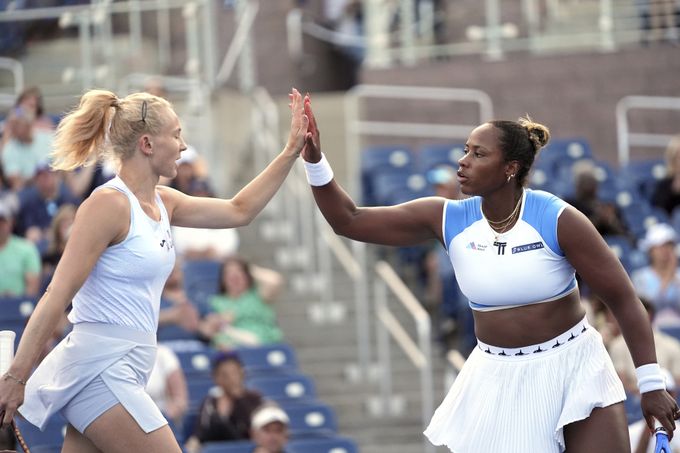 Siniaková v semifinále čtyřhry. Vondroušová odstoupila, Lehečka s Krejčíkovou prohráli Siniaková v semifinále čtyřhry. Vondroušová odstoupila, Lehečka s Krejčíkovou prohráli
