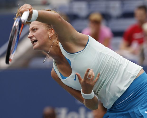 Petra Kvitová podává v utkání s Kim Clijstersovou Petra Kvitová podává v utkání s Kim Clijstersovou