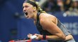Petra Kvitová se povzbuzuje ve čtvrtfinále US Open proti Venus Williamsové, které ale nakonec ztratila ve třech setech