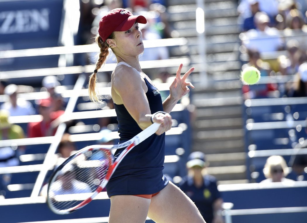 Francouzka Alize Cornetová v zápase proti Lucii Šafářové