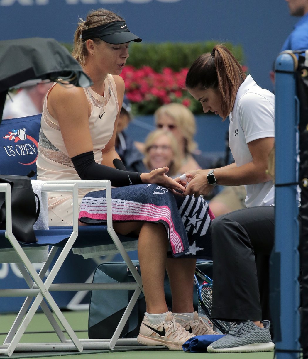  Maria Šarapovová se nechala během zápasu ošetřovat