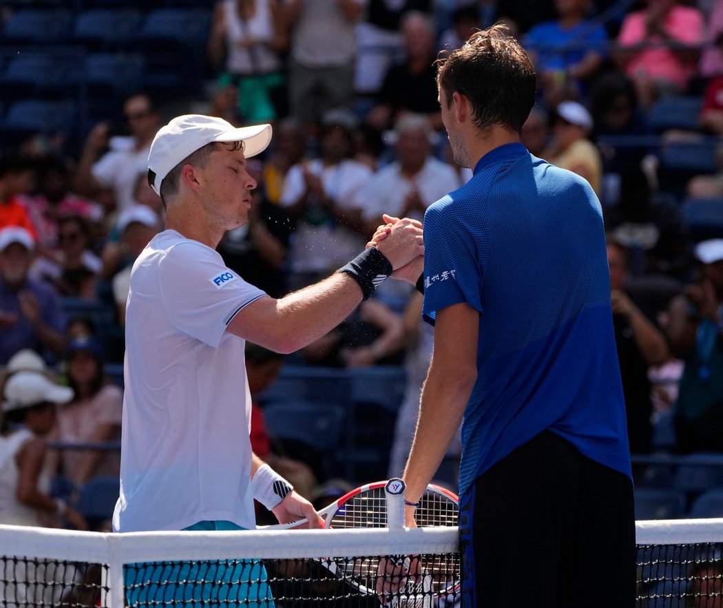 Medveděv postupuje do druhého kola US Open po výhře nad Stefanem Kozlovem