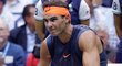 Španělský tenista Rafael Nadal si váže bolavé koleno v utkání s Juanem Martinem Del Potrem při semifnále US Open