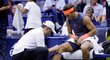 Rafael Nadal si nechává ošetřit bolavé koleno během semifinále US Open