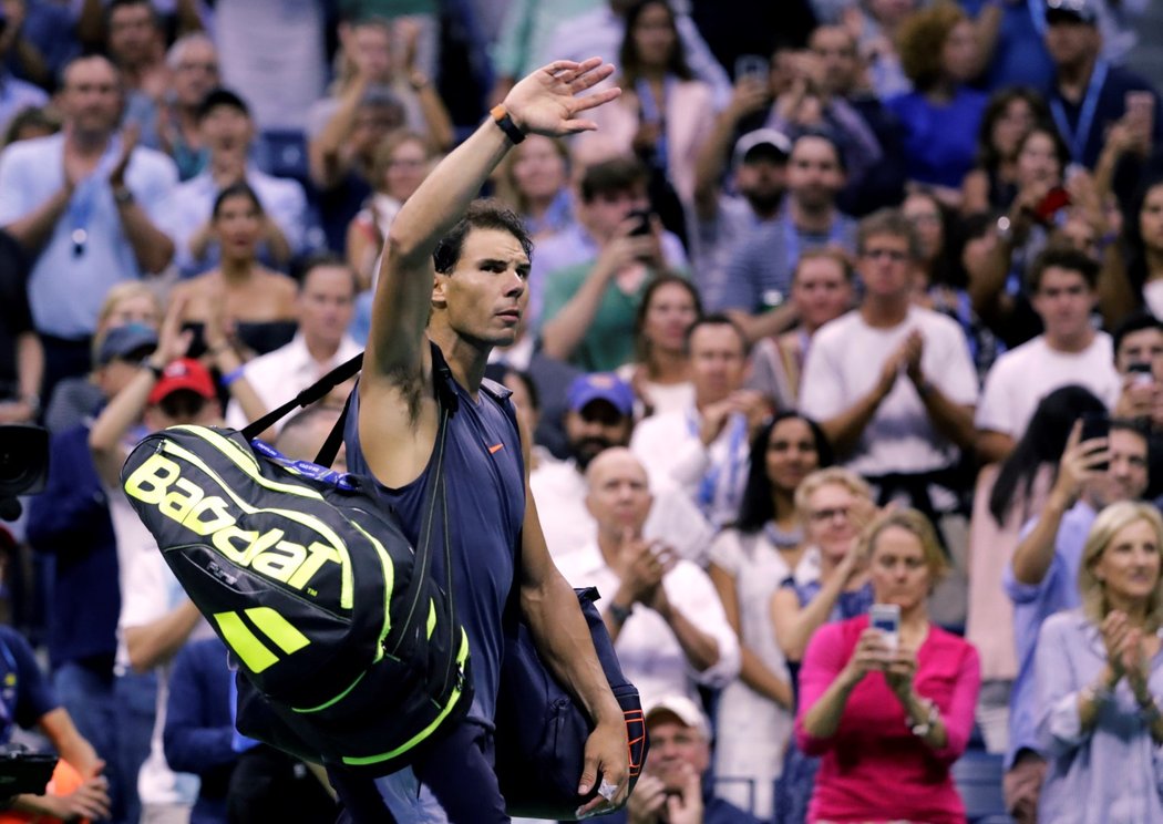 Zklamaný Rafael Nadal se loučí s fanoušky na US Open poté, co musel vzdát v semifinále s Del Potrem